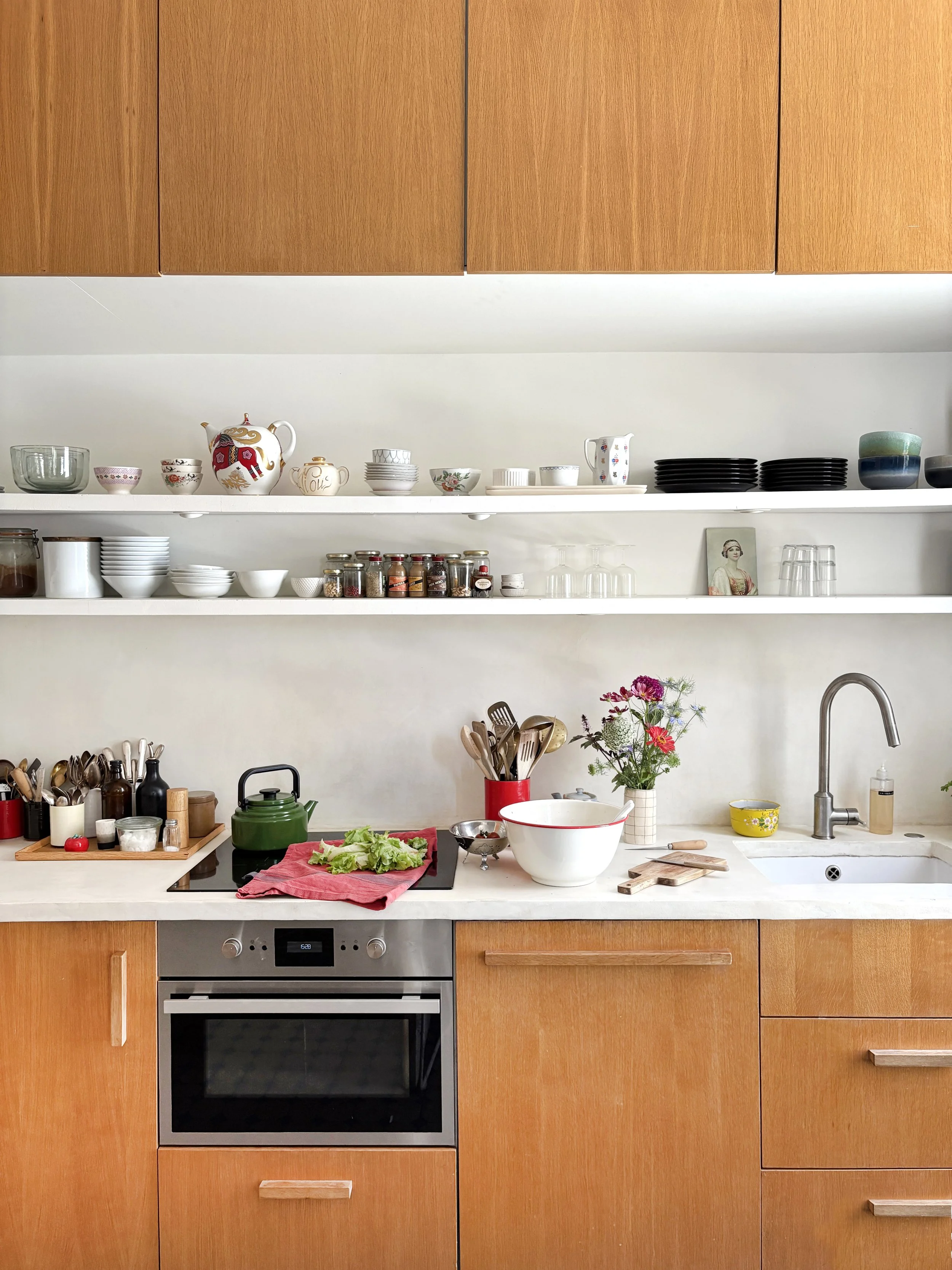 Cuisine bois blanc étagères ouvertes