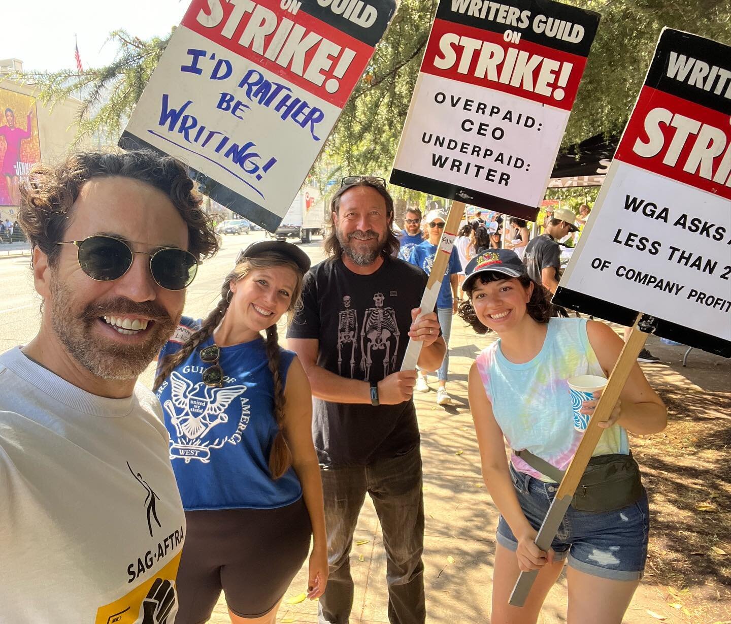 The WB picket lines were hot today - especially with all the #StrikeChic fashion! We could cool down in the shade with some chocolate + vanilla #StrikeServe ice cream with rainbow sprinkles. And nothing is cooler than making new friends.
.
#sagaftras