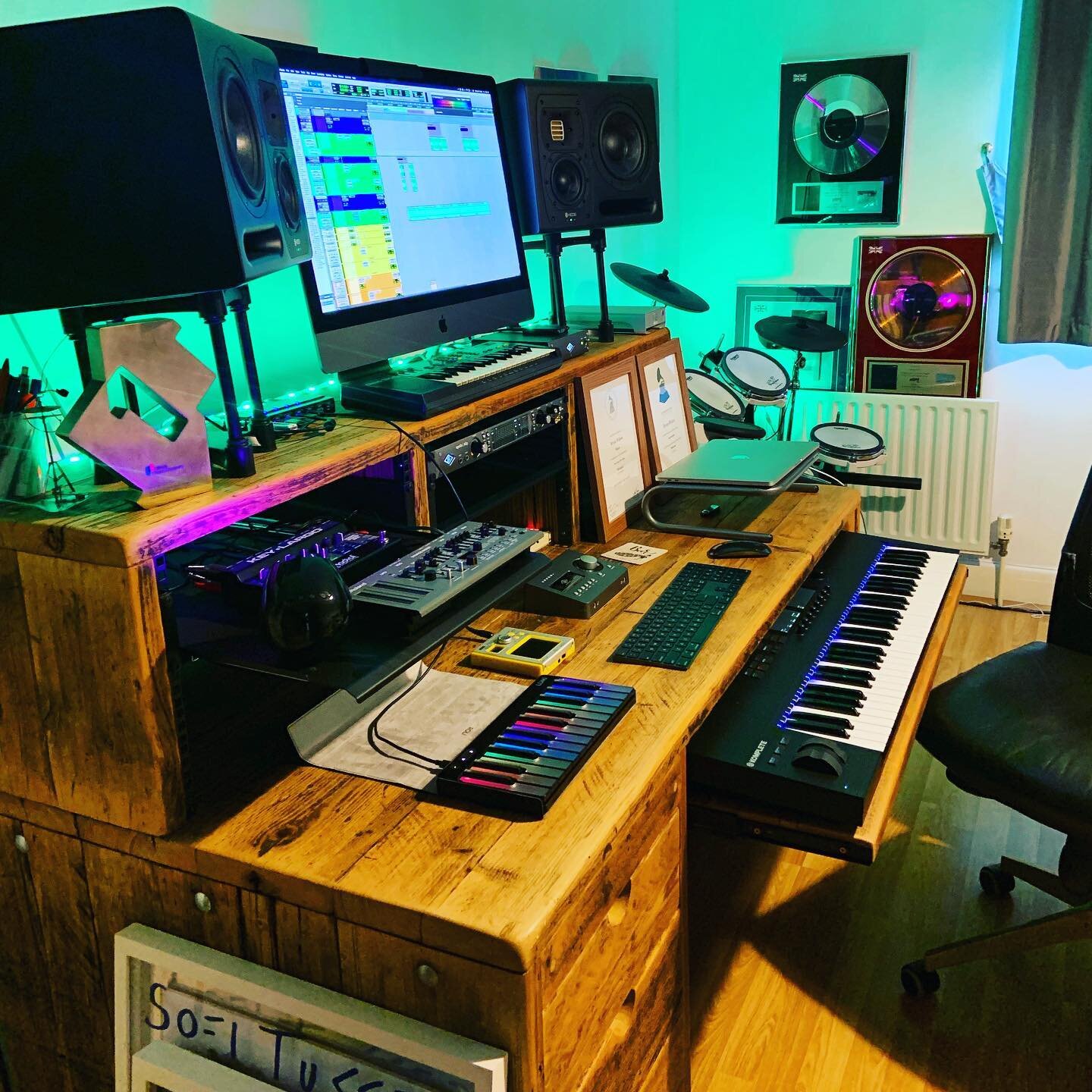 Crap weather today so we are filming for a few #vlogs and getting things done ✅ Thanks for the support to them and stay tuned for it. #homestudio on point thanks to @heddaudio @uaudio @nativeinstruments @playlumi @roland.artists and @avid.protools 💪