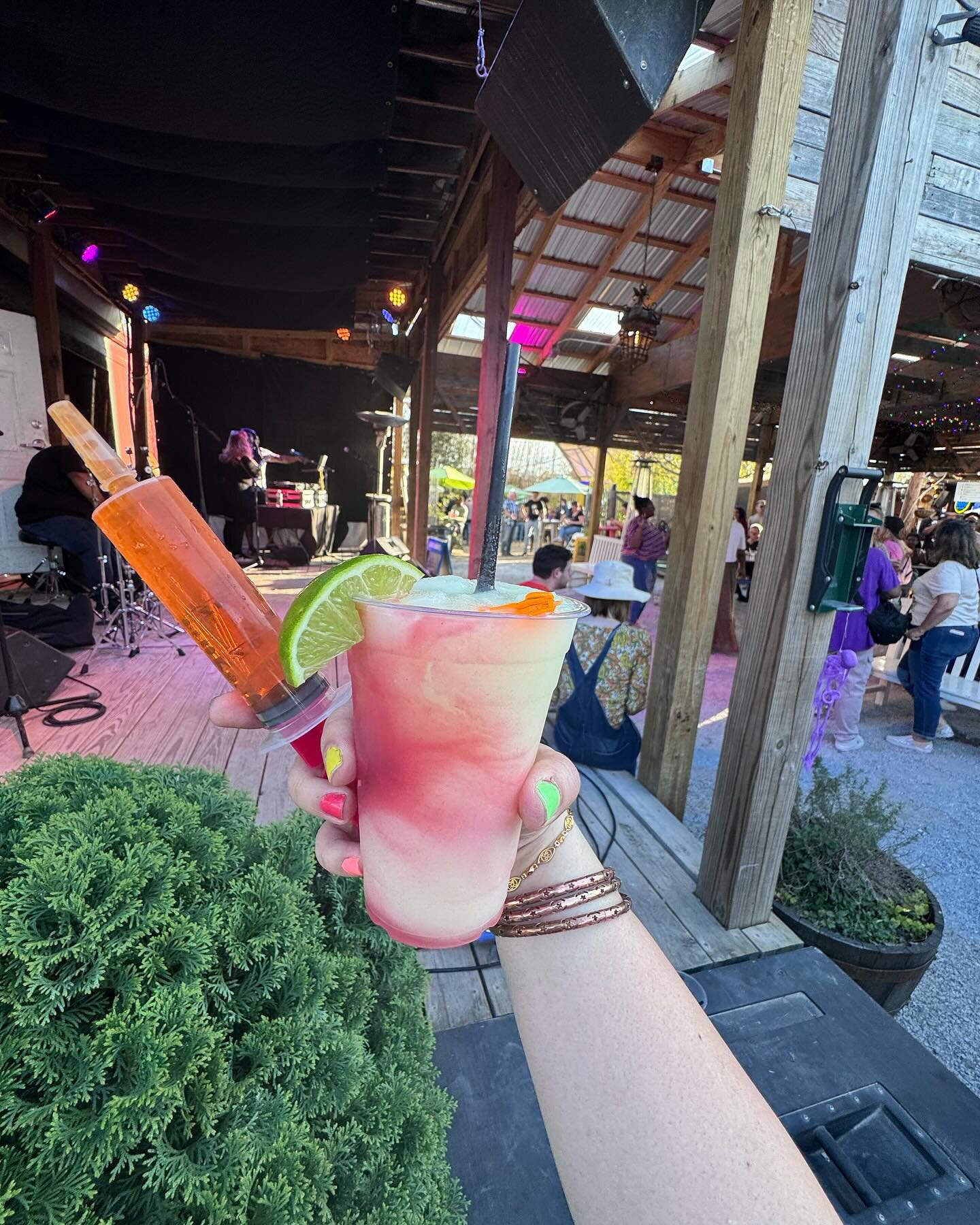 Happy Friday!!! Bar opens at NOON! The Camp&rsquo;s 256 happy hour runs from 4-7 PM 🍹🍻- $2 off signature cocktails, $5 wells and can beer, $6 High Noons and draft beer - 🍻🍹 

👇Here&rsquo;s what we&rsquo;ve got planned this weekend👇

🎶LIVE MUSI
