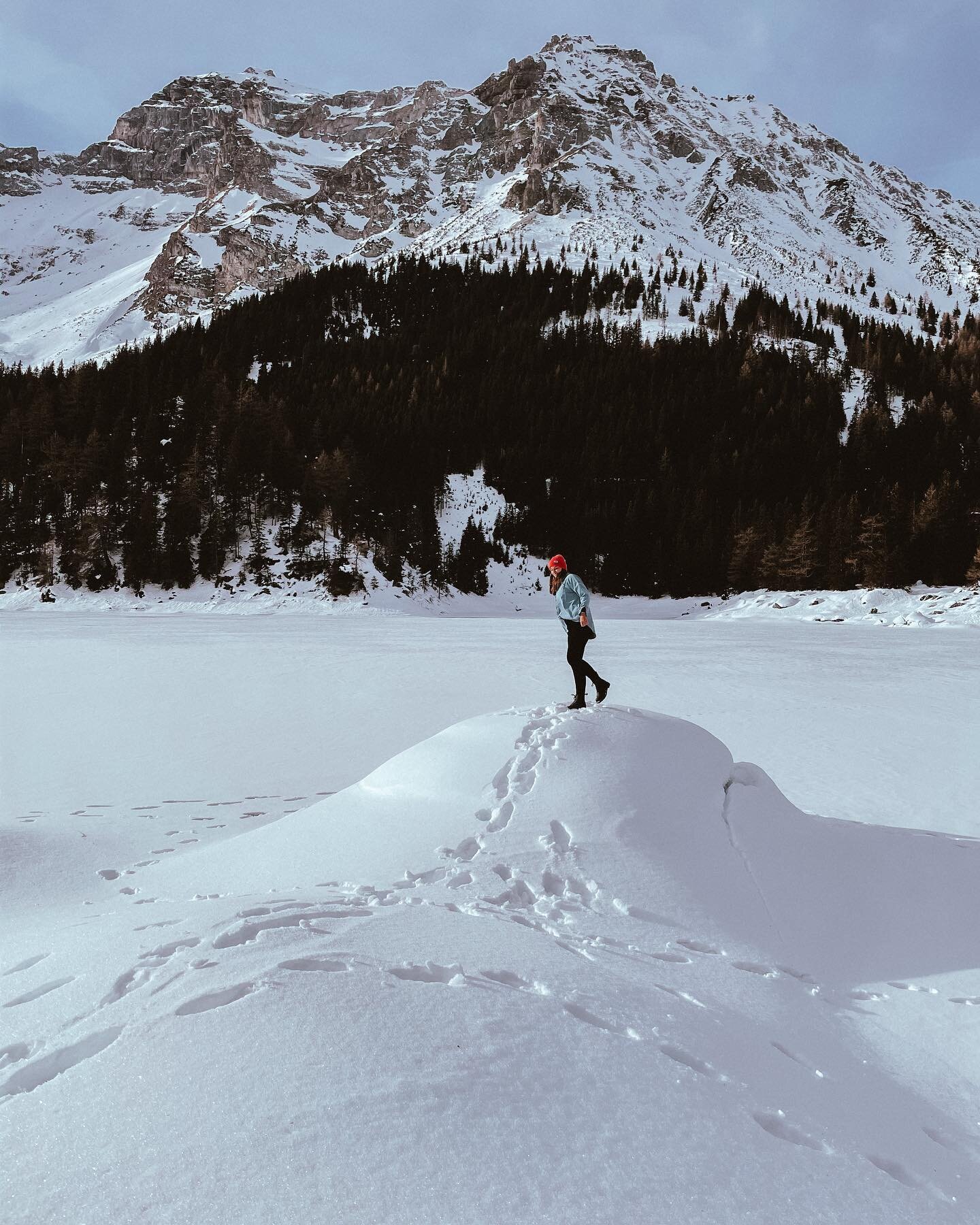 Everywhere the snow surrounds you and melts your troubles away 💃🏽⠀
⠀⠀⠀⠀
⠀⠀⠀⠀
⠀⠀⠀⠀
⠀⠀⠀⠀
#explore #blogger_at #blogger_de #austria #tirol #igersaustria #travelblogger #travel #tyrol #traveleurope #frozenlake #visittirol #neverstopexploring #wipptal #