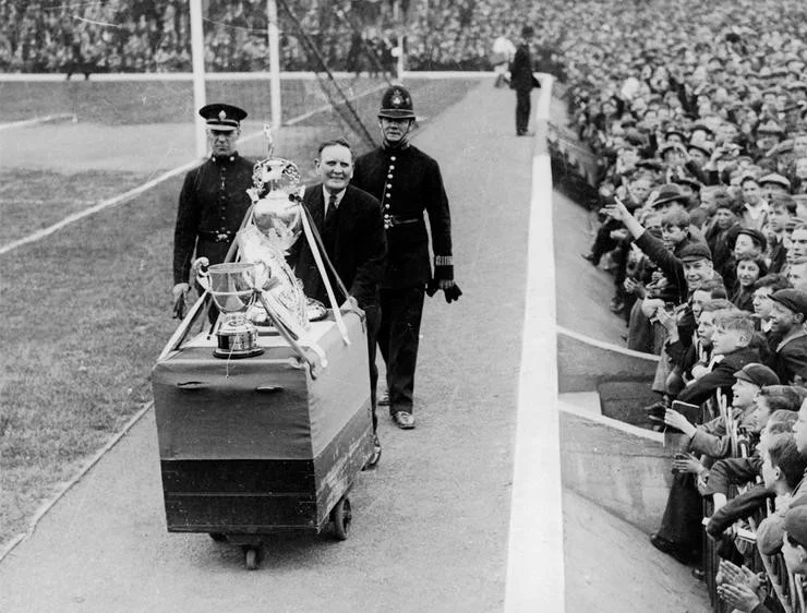 The world’s greatest football ground? A photographic centenary celebration of Highbury
