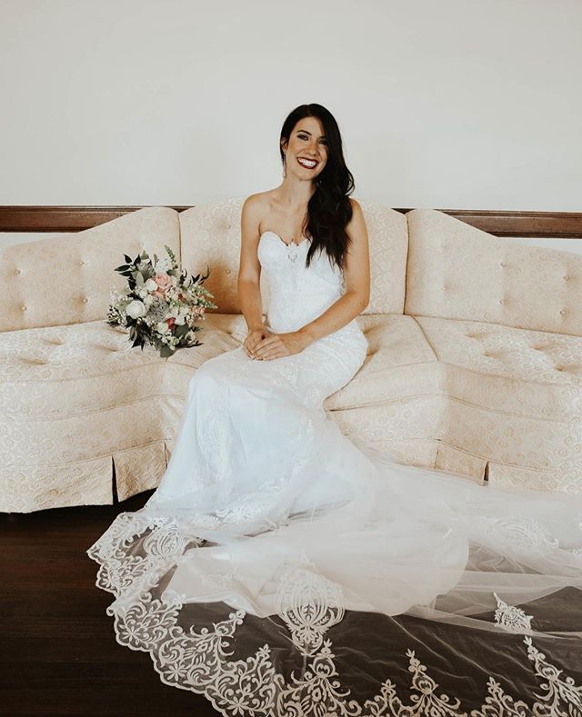 Caitlin looked effortlessly stunning on her wedding day! We can't wait to see how you make our versatile space your own! ⁠
&bull;⁠
⁠Photo: @kaywilmothphoto⁠
&bull;⠀﻿⁠
&bull;⠀﻿⁠
&bull;⠀﻿⁠
#bridesofok #oklahomaweddingvenue #oklahomawedding #realwedding