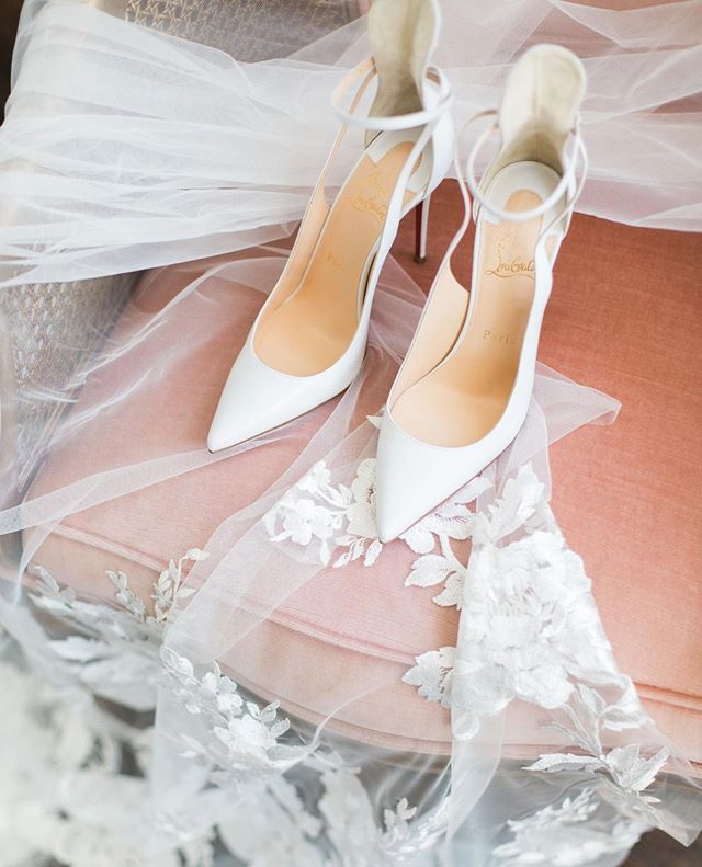 ⁠Darling details like this @tonifederici veil from @jjkellybridal is our favorite part of every wedding! 😍⁠
&bull;⁠
photo: @modernloveoklahoma⁠
jewelry: @bcclarkjewelers⁠
rentals: @mariannesrentals⁠
veil: @jjkellybridal ⁠+ @tonifederici⁠
videography