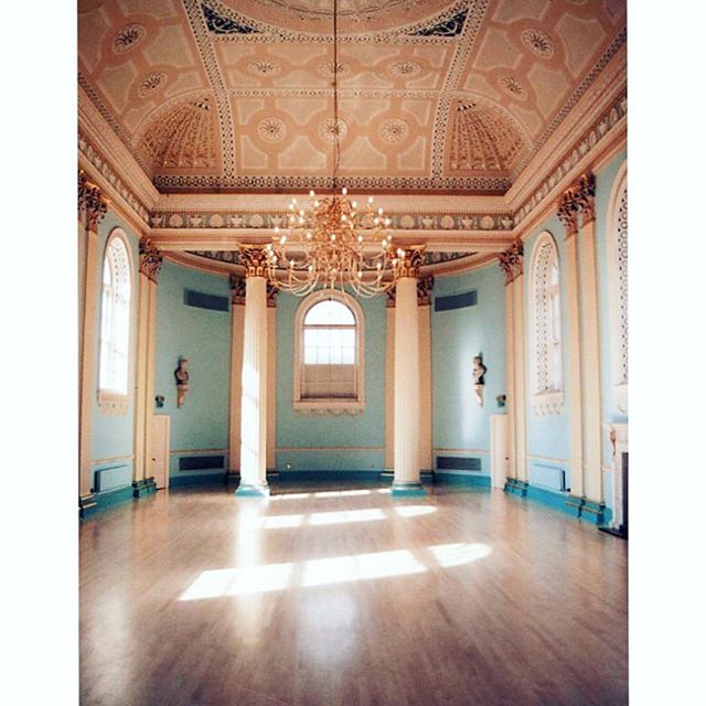 Join author Dawn Reeves on Wed 17 July at Beeston Library for a discussion featuring town halls across Nottinghamshire inspired by her #TownHallBook. Pictured here, the elegant Grade 1 listed Newark Town Hall.
.
.
.
.
#newarktownhall #newark #notting