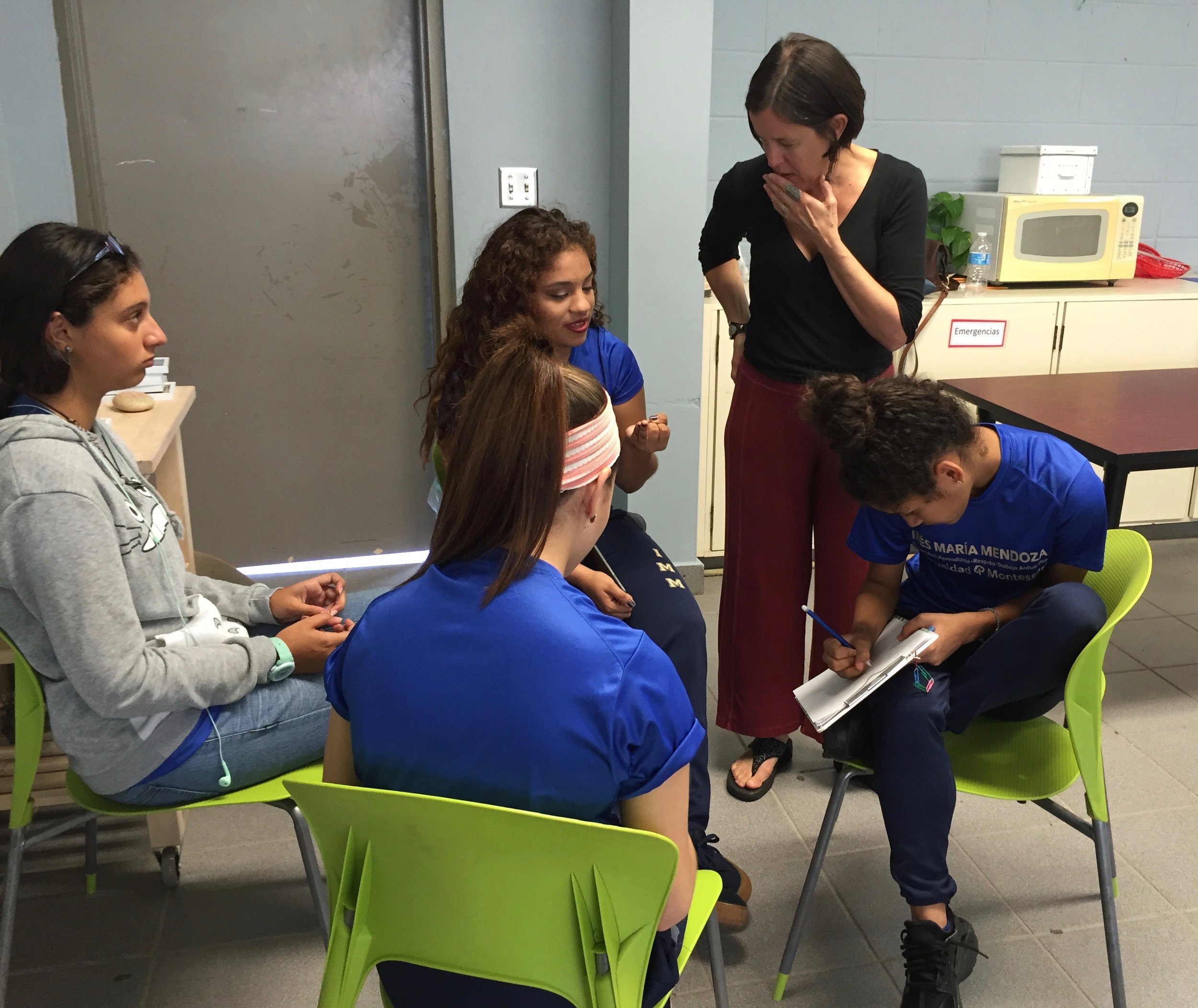 Tere Martinez and students during the Roots and Action pilot, January 2018. Tere Martínez y un grupo de estudiantes durante el programa piloto de Raíces y Acción, enero de 2018.