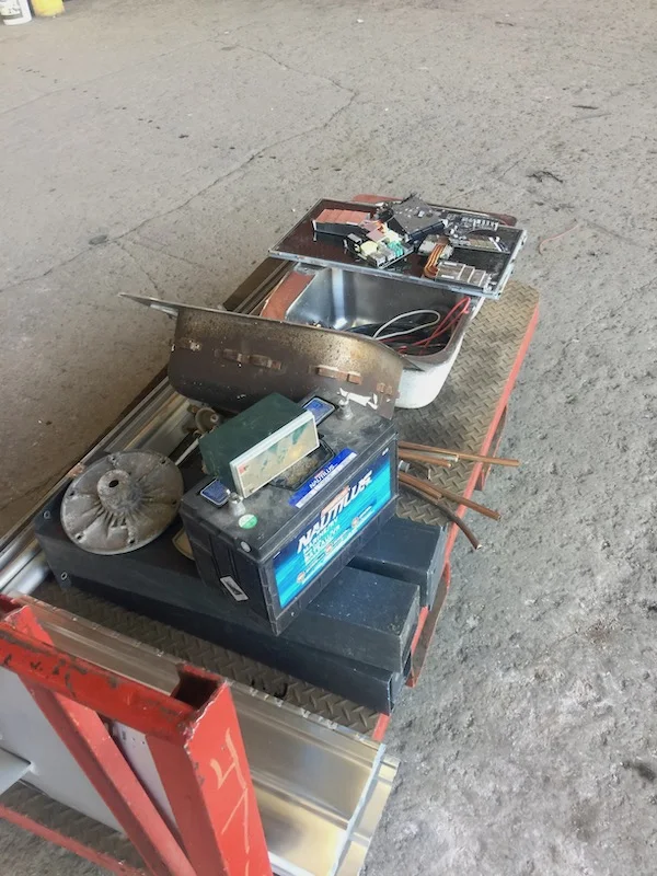 On ramasse et on trie vos vieux métaux désuets et on va les porter au recyclage lorsque nous en avons assez.