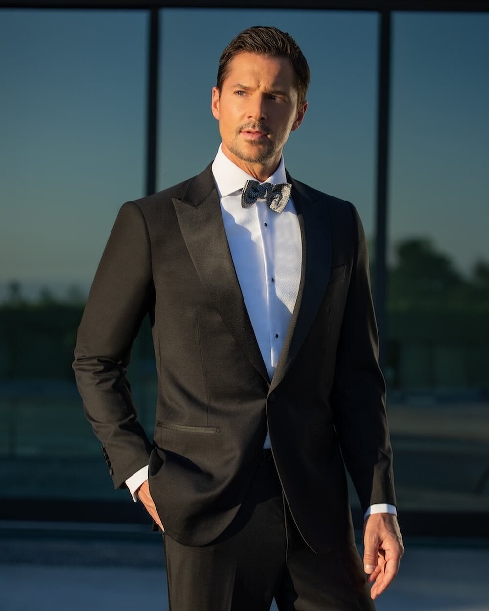 Introducing elegance at its finest: our 1-button peak lapel black tuxedo. A timeless classic that exudes confidence and sophistication. Whether it&rsquo;s a gala, wedding, or a special occasion, this impeccable attire will make you stand out from the