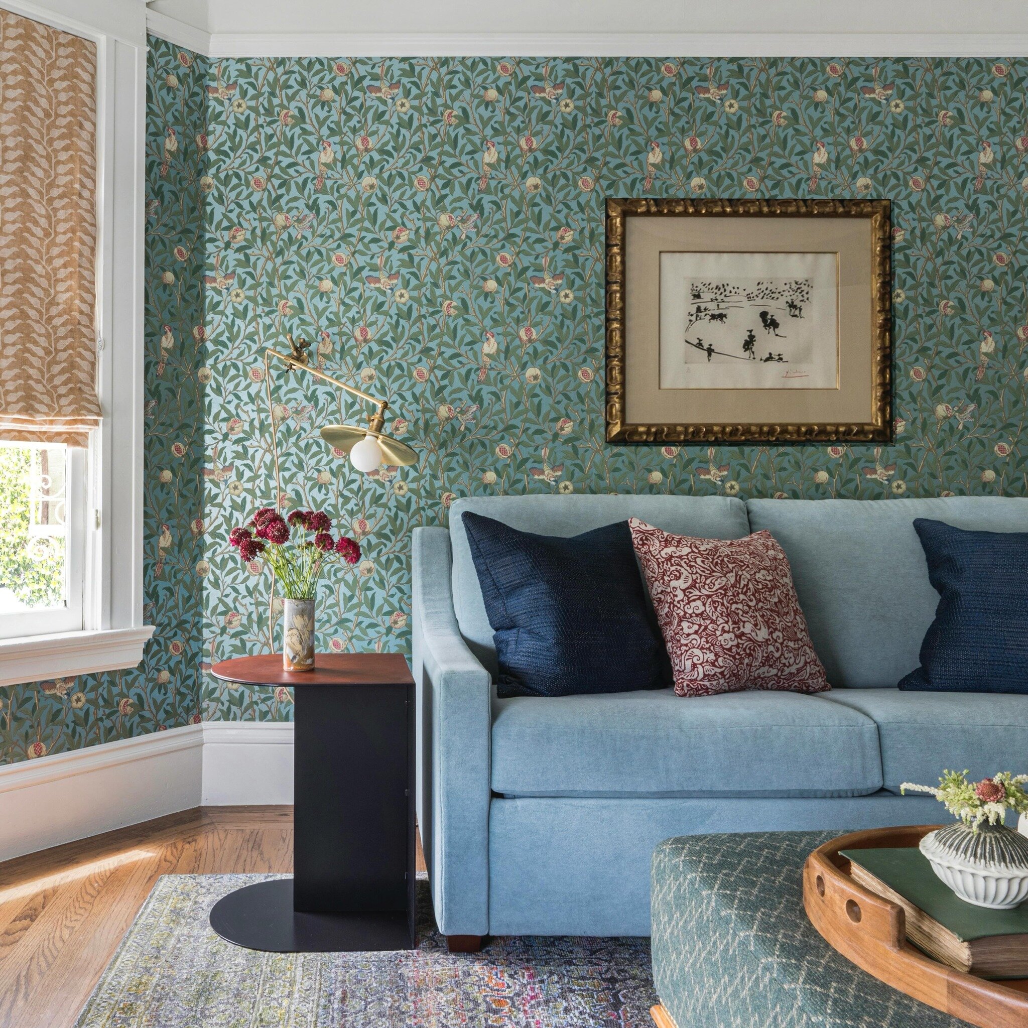 Would love to be in this cozy room on a rainy day like today, curled up on the sofa watching a great romcom 🤍

Interior Design: @florencechouxlivingston 
Photo: @daviddlivingston 
.
.
.
#edwardianhome #sleepersofa #wallpaper #sanfranciscorealestate 