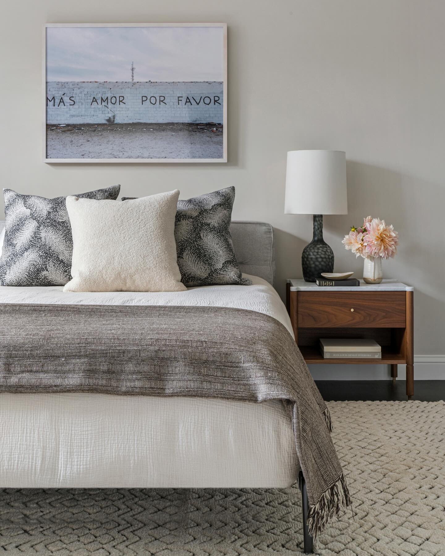 With this rainy morning, a comfy bed is all I want&hellip;having a slow-ish morning before heading to the studio 🤍

Interior Design: @florencechouxlivingston 
Photo: @daviddlivingston 
.
.
.
#bedroomdesign #primarybedroom #guestbedroomideas #quietlu