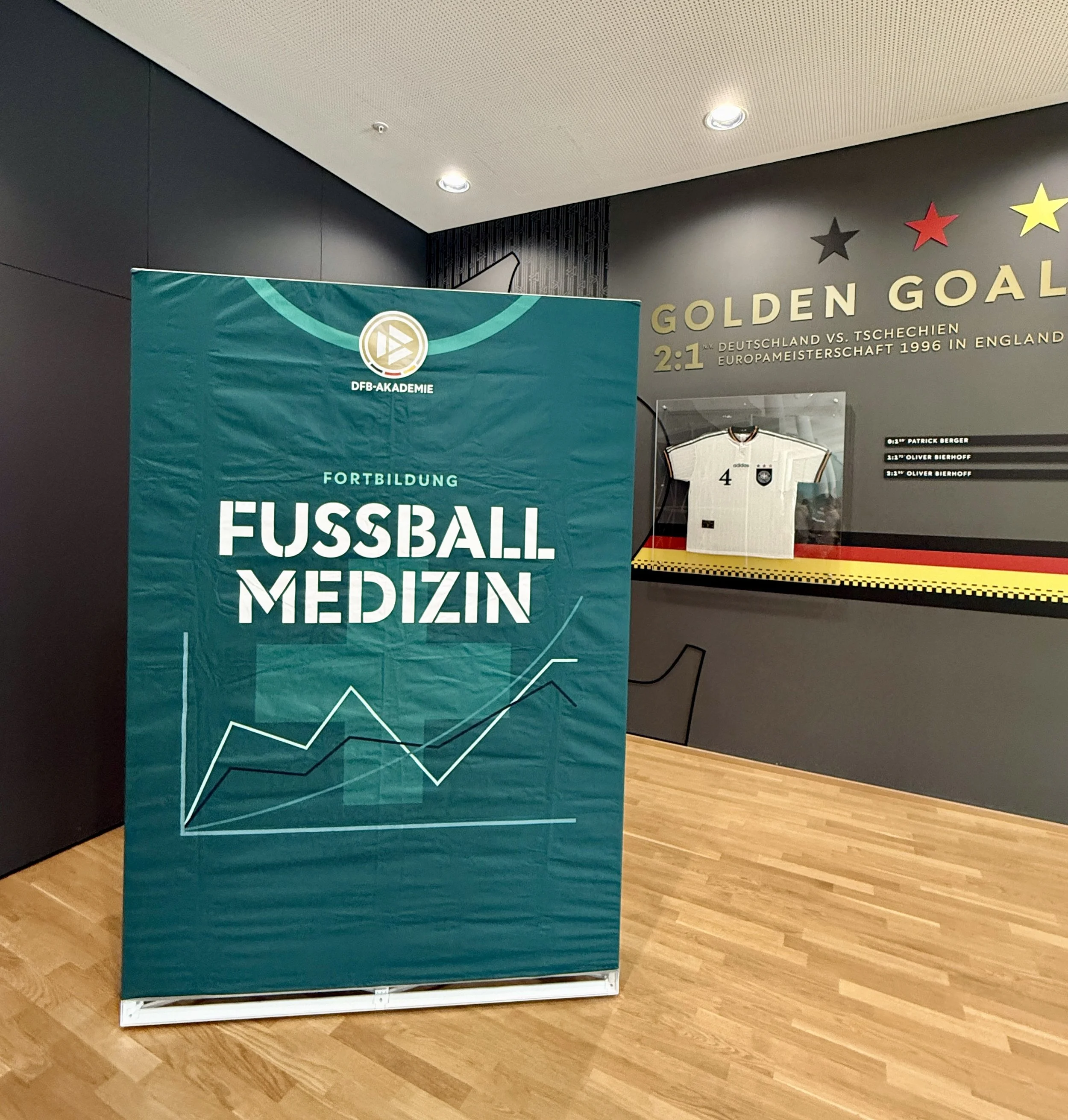 Dr. Vöge bildet sich in Fußballmedizin weiter