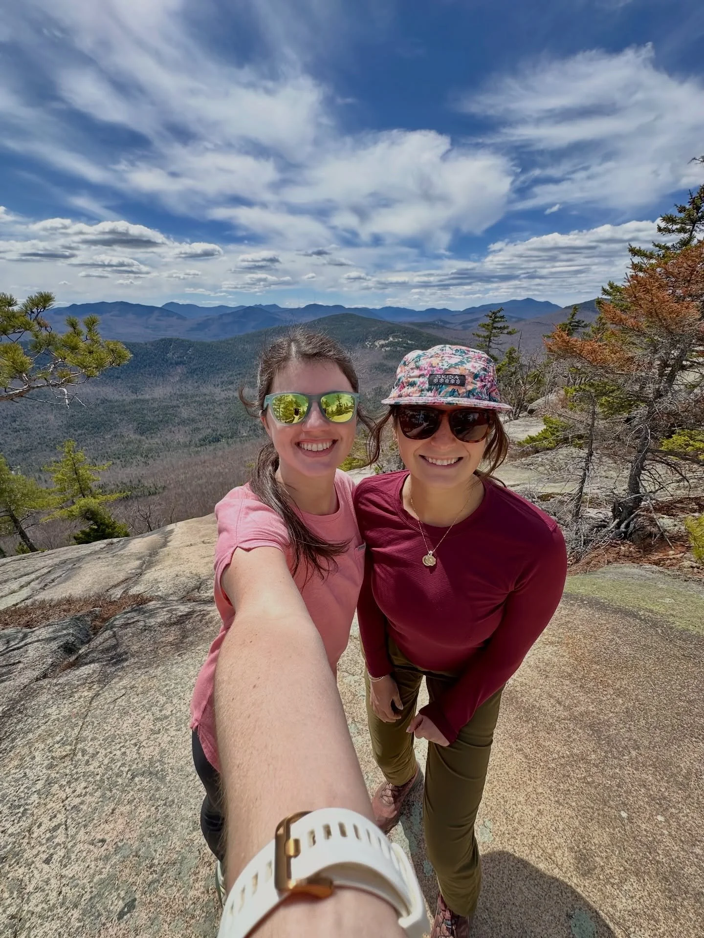 A perfect day to snack and yap on a mountain for an hour. ❤️

This weather is making me so excited for summer!! It felt so nice to finally be able to sit on a mountain without 17 layers on. 

Did you hike this weekend?? 

#newhampshire #whitemountain