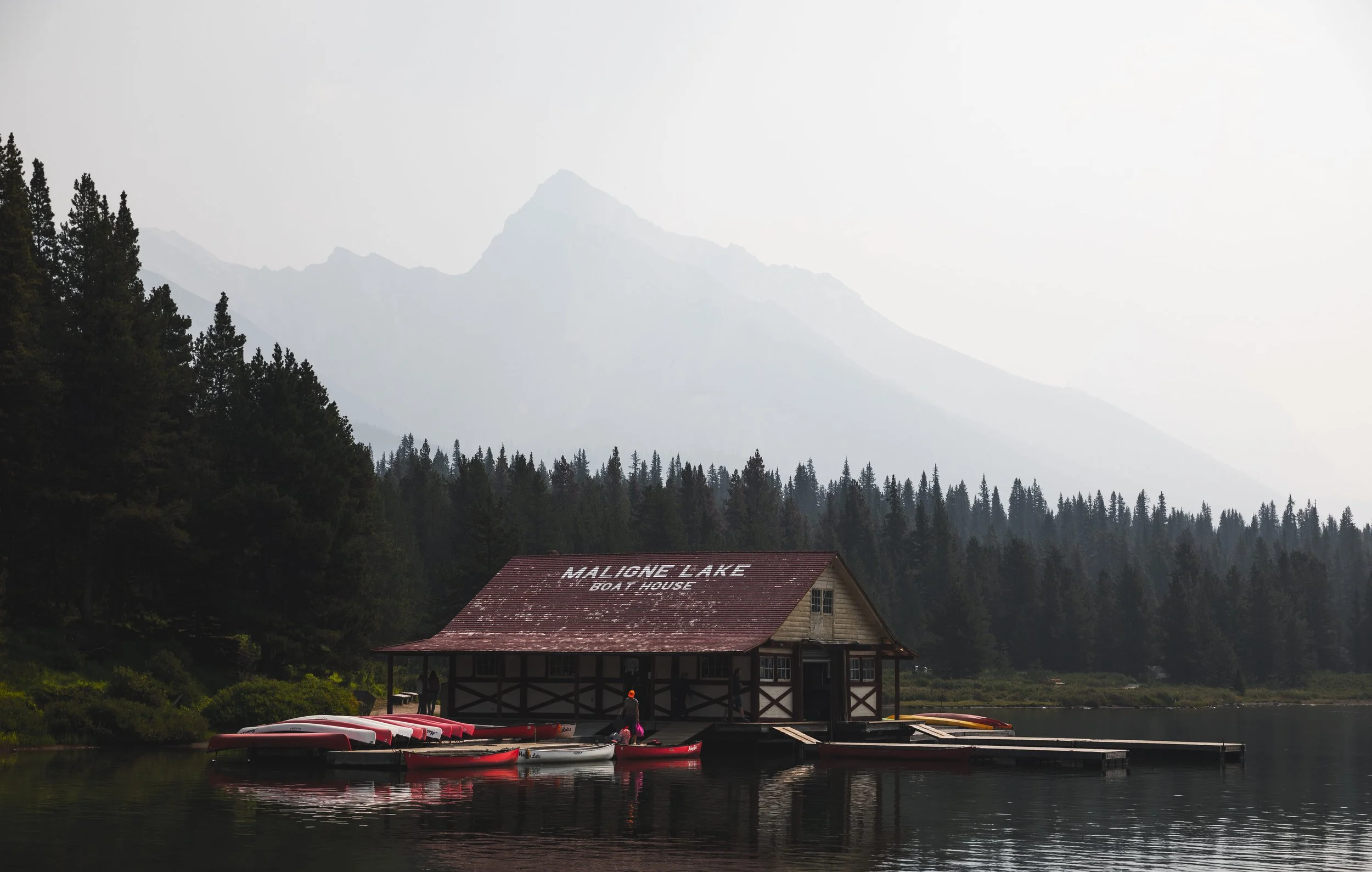 maligne lake boathouse