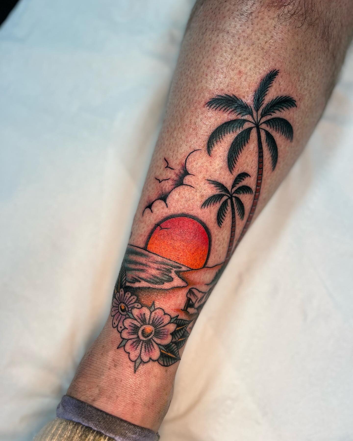 Beach vibes in San Diego @chapteronetattoo I have space today and tomorrow due to no shows and a last minute cancellation #sandiegosunset #sandiegotattoo #guestartist taking bookings in may and June in London, Brighton, Bury St Edmunds and July in Br