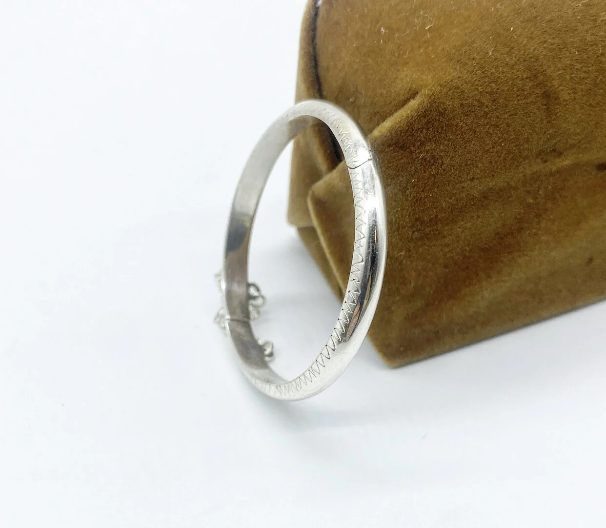 E8CE8E44-32C1-4B6A-A48B-7EDB98EDD88D