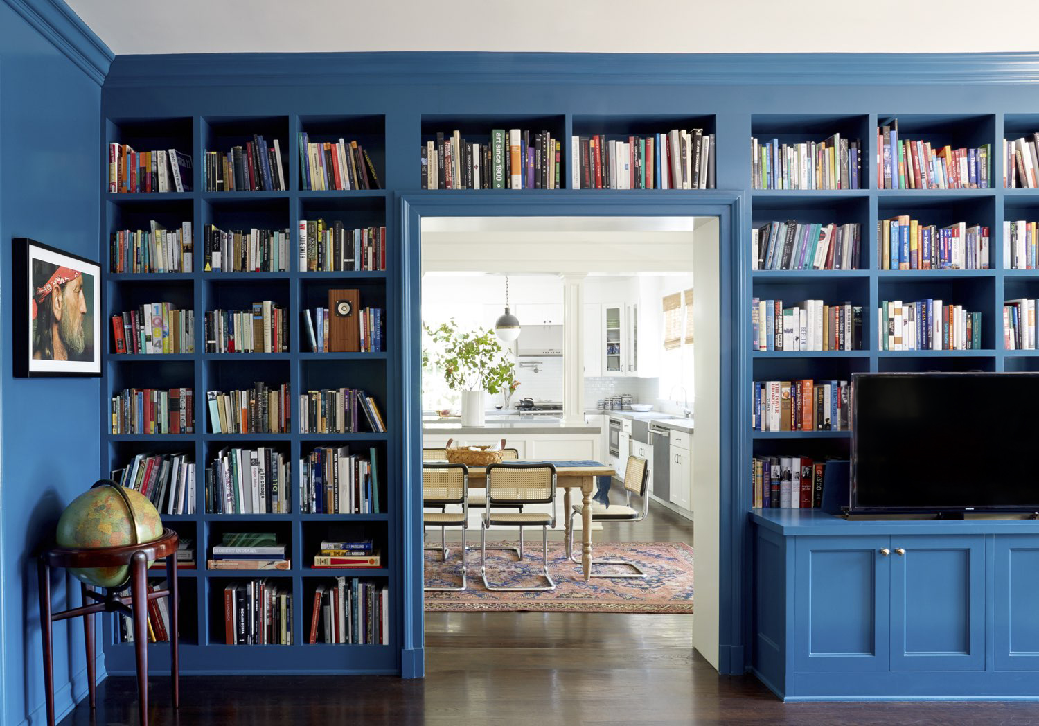 Стеллаж синий. Книжный шкаф во всю стену. Идеи для хранения книг. Книжные полки голубые. Книжные стеллажи синего цвета.