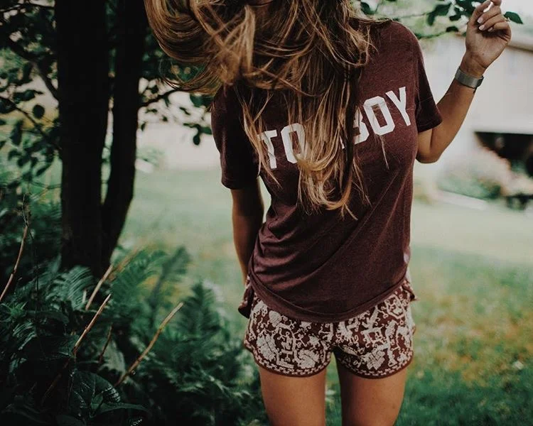 Tomboy Tee, Maroon – Sugarfoot Apparel
