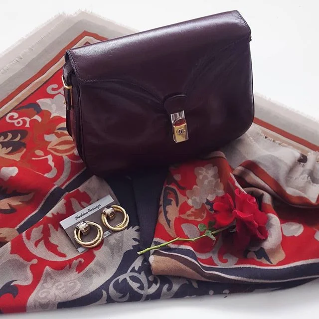 Now that everyone's stuffed with food.....#preblackfriday GIVEAWAY ALERT! Follow the link in @kiddoandsoul's bio to enter now! .

What you get - a free month AND what you see pictured here. A beautiful vintage burgundy crossbody bag, gold #80s earrin