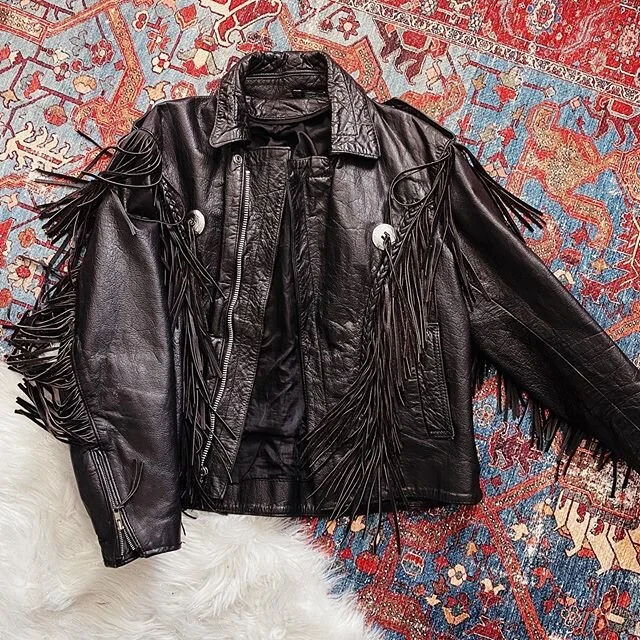 First Giveaway of the Year! .

So this black leather beauty has been hiding out in my vintage collection since last summer. Soooo I thought since I&rsquo;m not getting much use out of it in hot Florida I would give it away for free! It&rsquo;s a vint