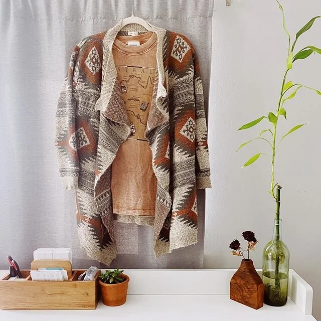 Yesterday was Australia 🇦🇺 Day and today it was nationally observed. Not intentionally we found a vintage  80s t-shirt the other week at our local @salvationarmythriftstores that had a beautiful map of Australia on it. We have a handful of Aussie c