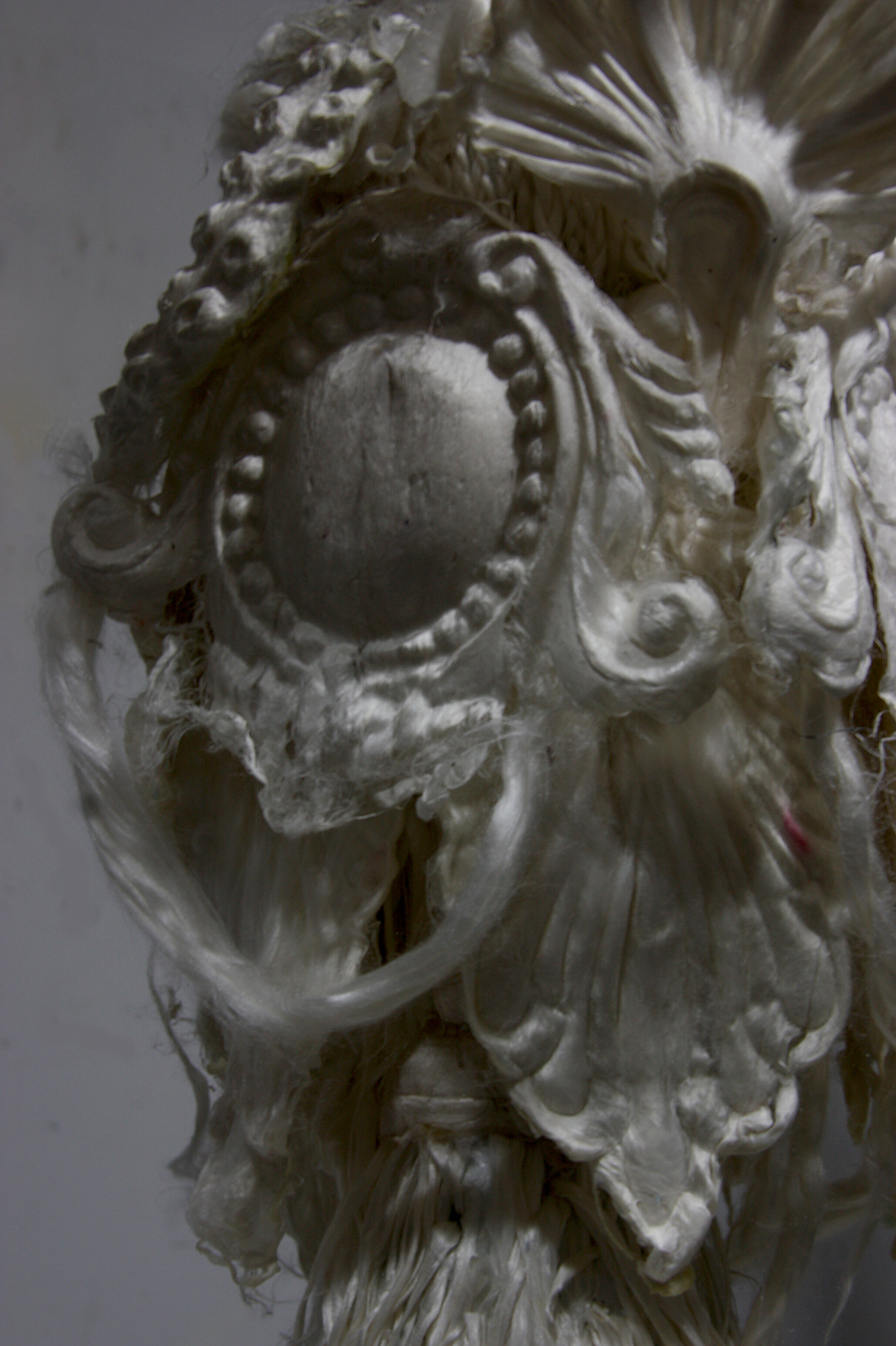 Natural silk fibers, cake stand