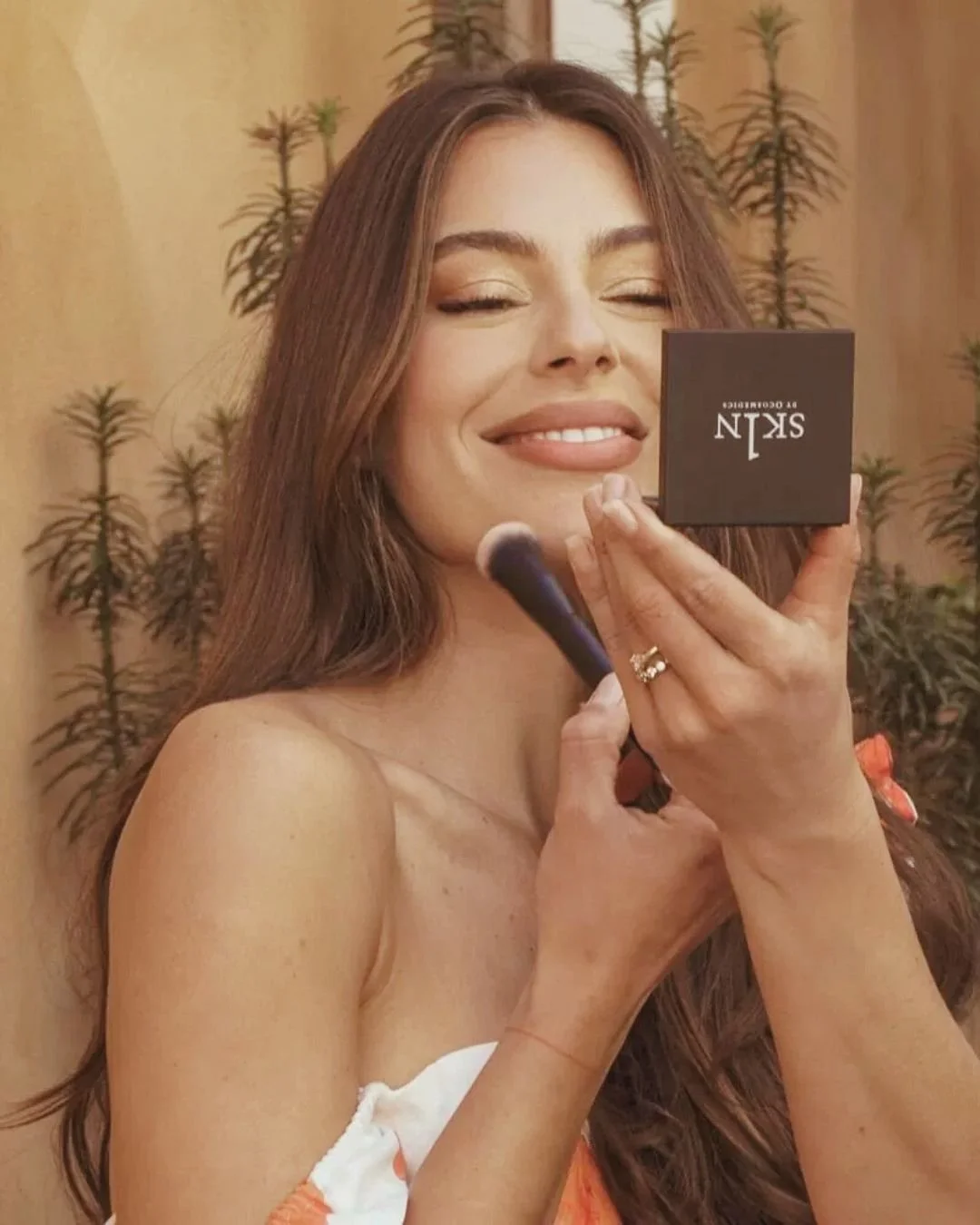 A skincare and makeup fusion for skin that looks as good as it feels!

When you invest in great skincare, it&rsquo;s crucial you continue that journey with an active, skin focused skincare-meets-makeup fusion. 1SKIN respects the philosophies of O ski