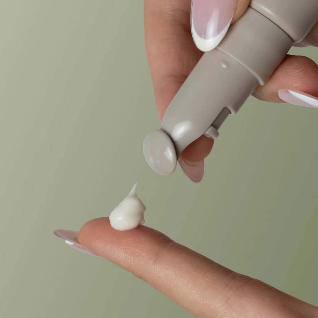 Combining advanced peptides, Niacinamide and Hyaluronic Acid with an instant mineral blurring complex, Blur Hydrating Eye Cream provides both immediate and ongoing benefits.