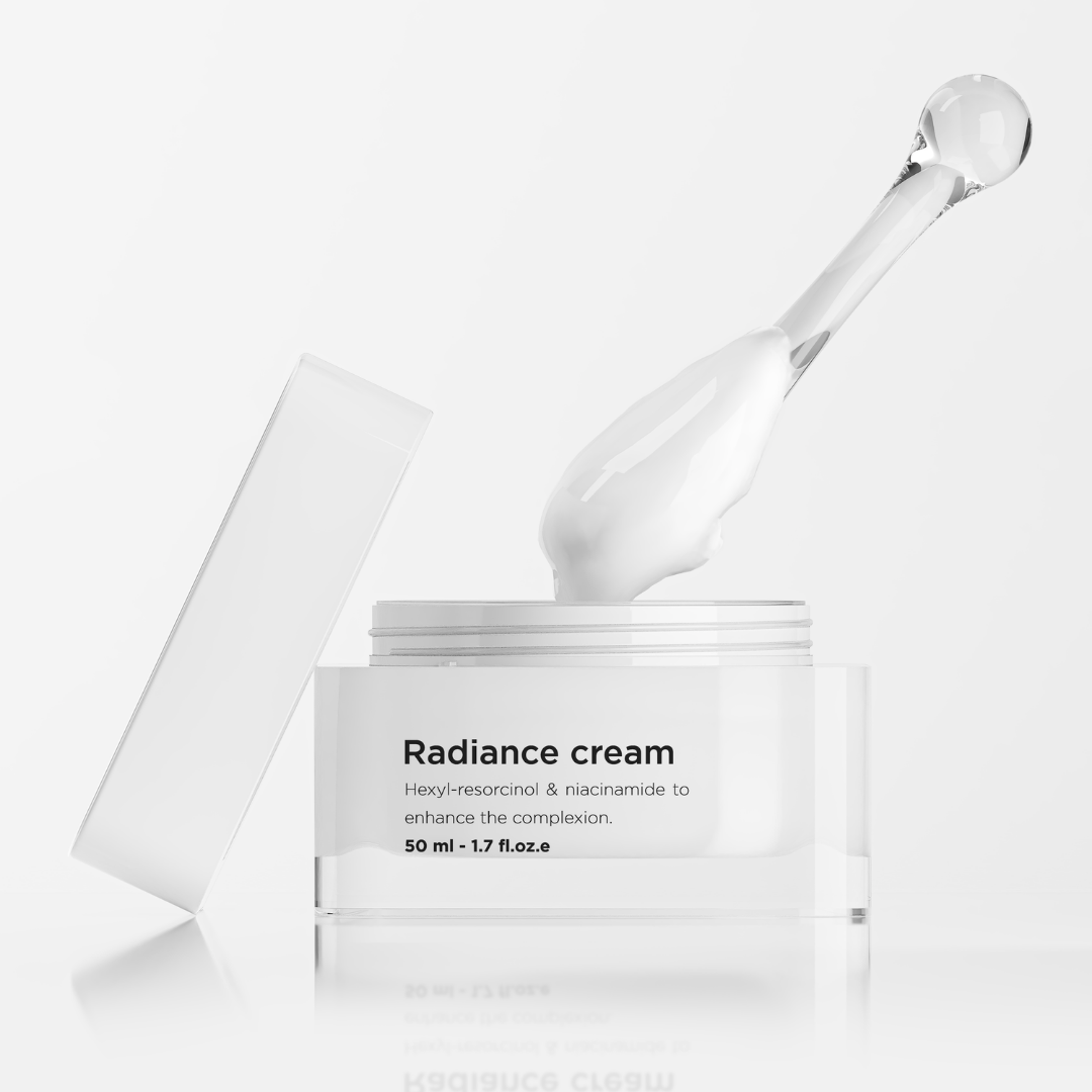 This soft gel cream contains niacinamide in synergy with hexyl-resorcinol to quickly reduce the pigmented spots, blemishes and pigmentation.