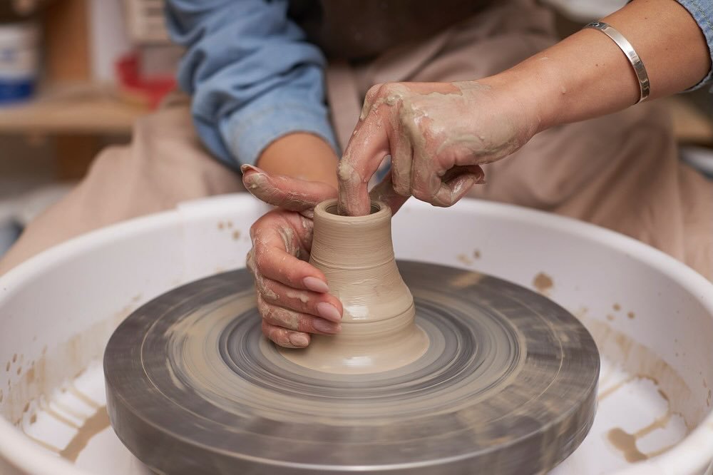 Human.. or not.. start your journey into ceramics with our wheel throwing and hand building workshops. @claygroundberlin we offer classes for beginners and those looking to learn new techniques from visiting artists. Book your spot and take a seat! F