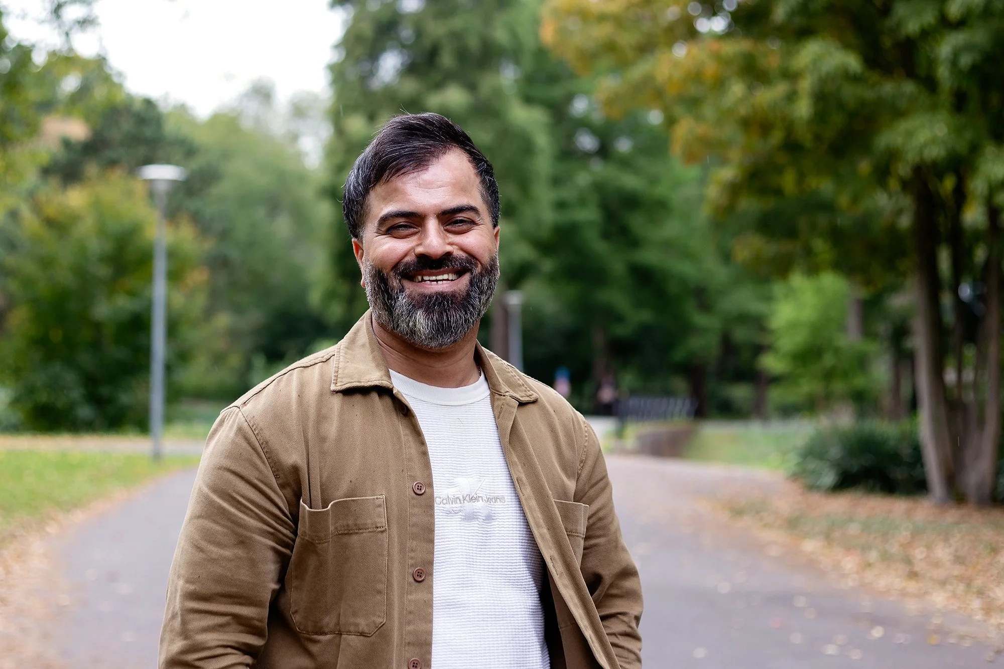  Portretfoto van Nabaz, genomineerd voor de UAF-Award 2025, in Den Haag voor Stichting voor Vluchteling-Studenten UAF. 