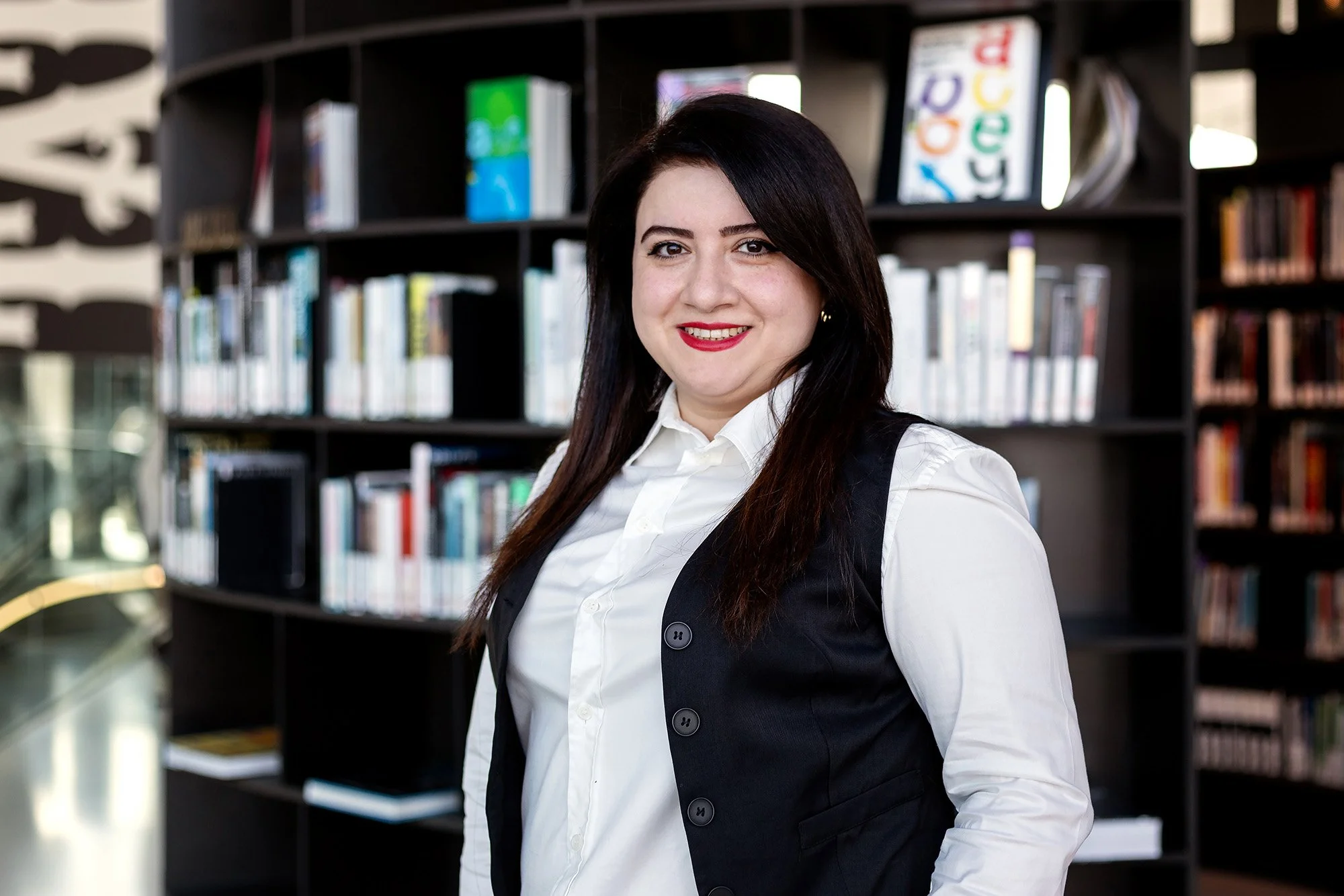  Portretfoto van Zuleyxa, genomineerd voor de UAF-Award 2025, in Groningen voor Stichting voor Vluchteling-Studenten UAF. 