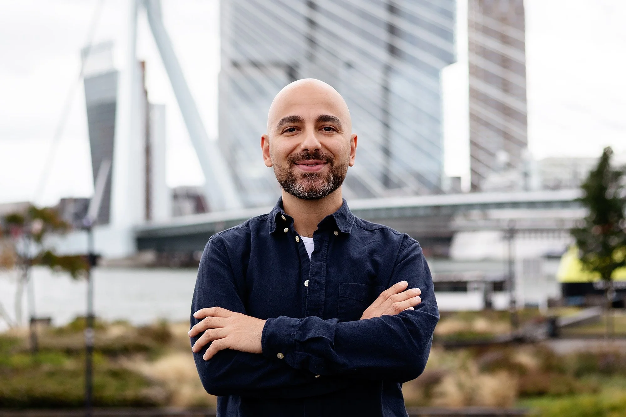  Portretfoto van Gurgen, genomineerd voor de UAF-Award 2025, in Rotterdam voor Stichting voor Vluchteling-Studenten UAF. 