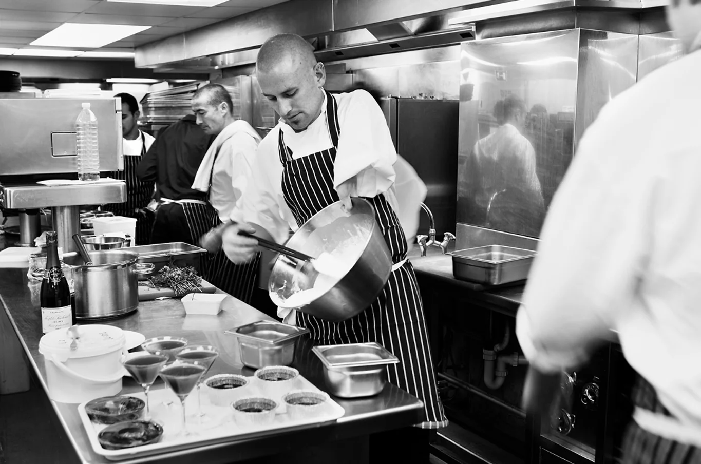 Ronnie-Murray_ScottsKitchen_MalouBurger_FoodinAction.jpg