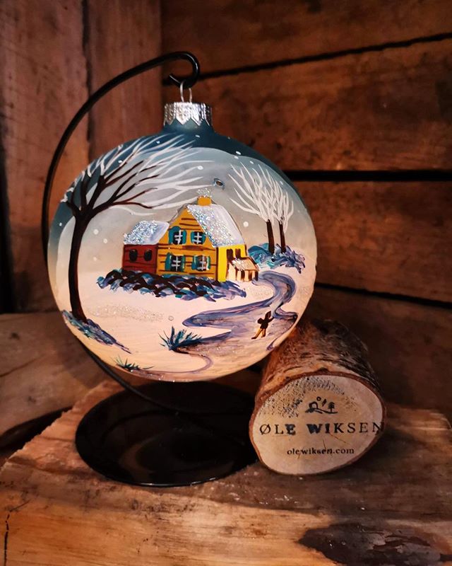 Today&rsquo;s -20% discount! 🎁🎄 #julemarked #bergenjulemarked #julekuler #lanterns #lys #christmas #christmasdecor #gift #giftideas #christmasballs #baubles #light #handmadehandpainted #handcrafted