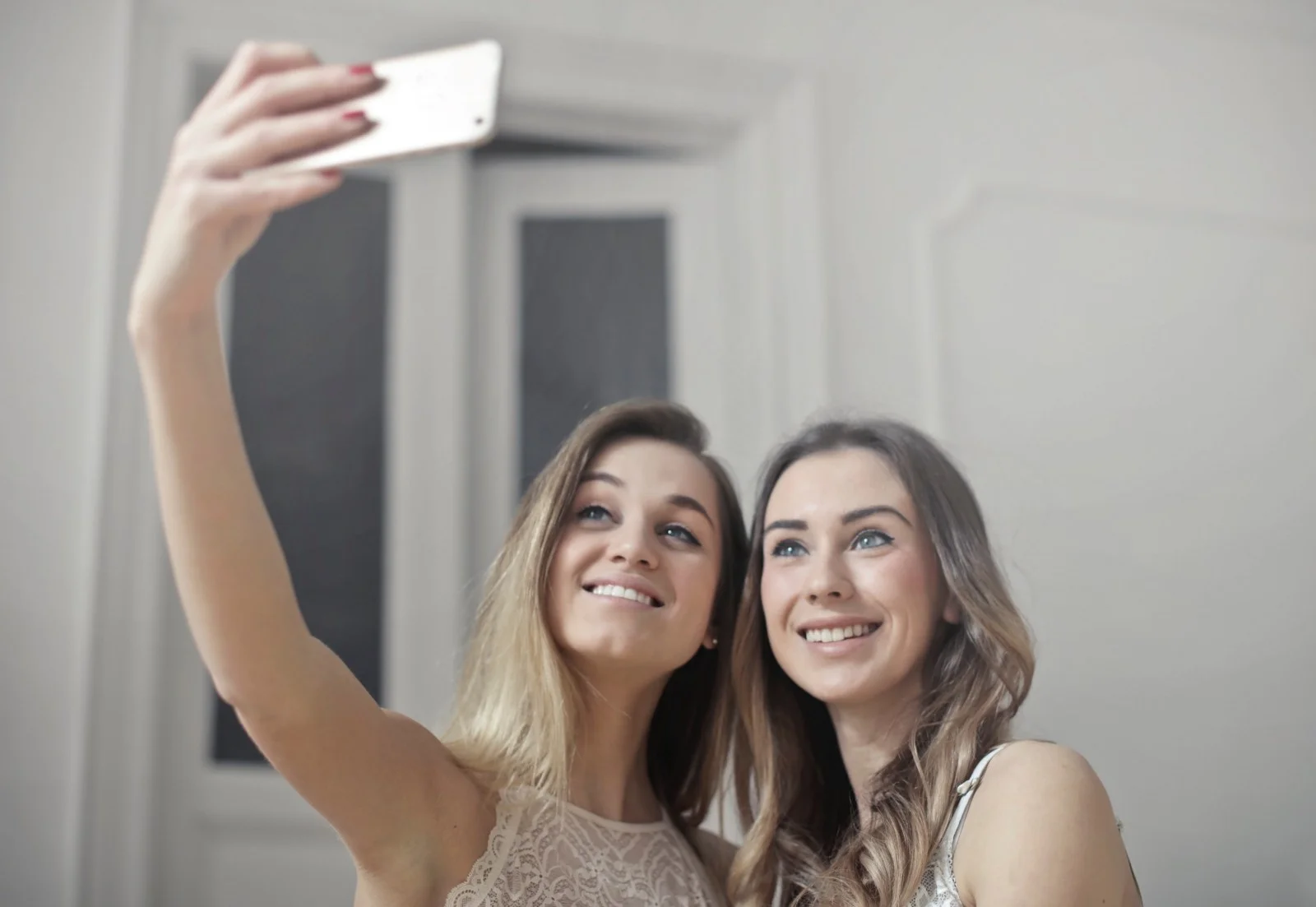 girlfriends taking a selfie.jpeg