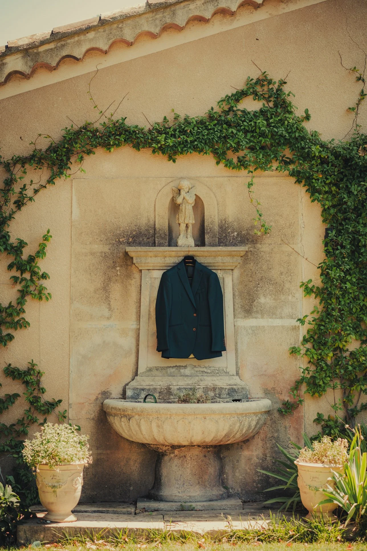 Détails du costume du marié au domaine les mûriers