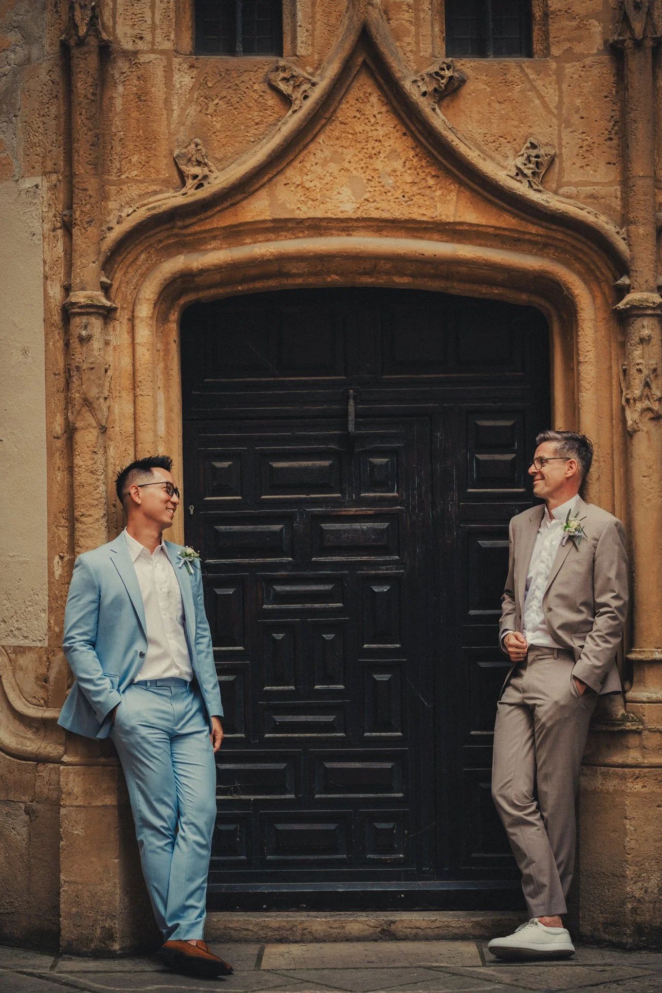 Regard complice entre deux mariés pendant leur séance photo dans le Vieux Lyon