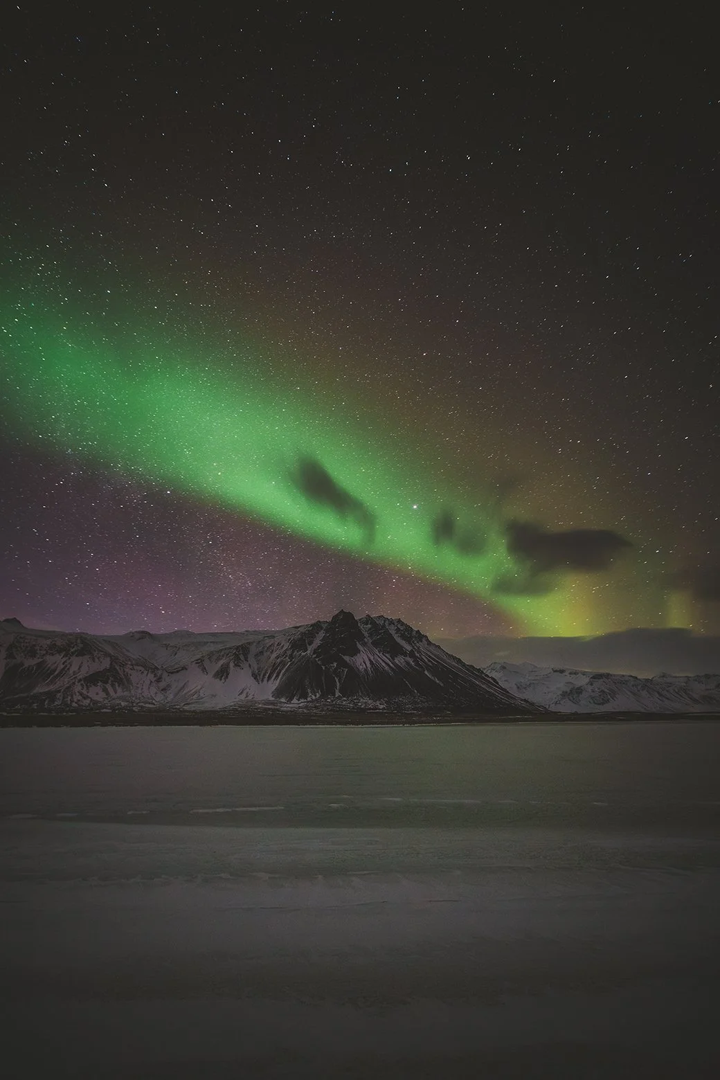 iceland elopement photographer capturing aurora