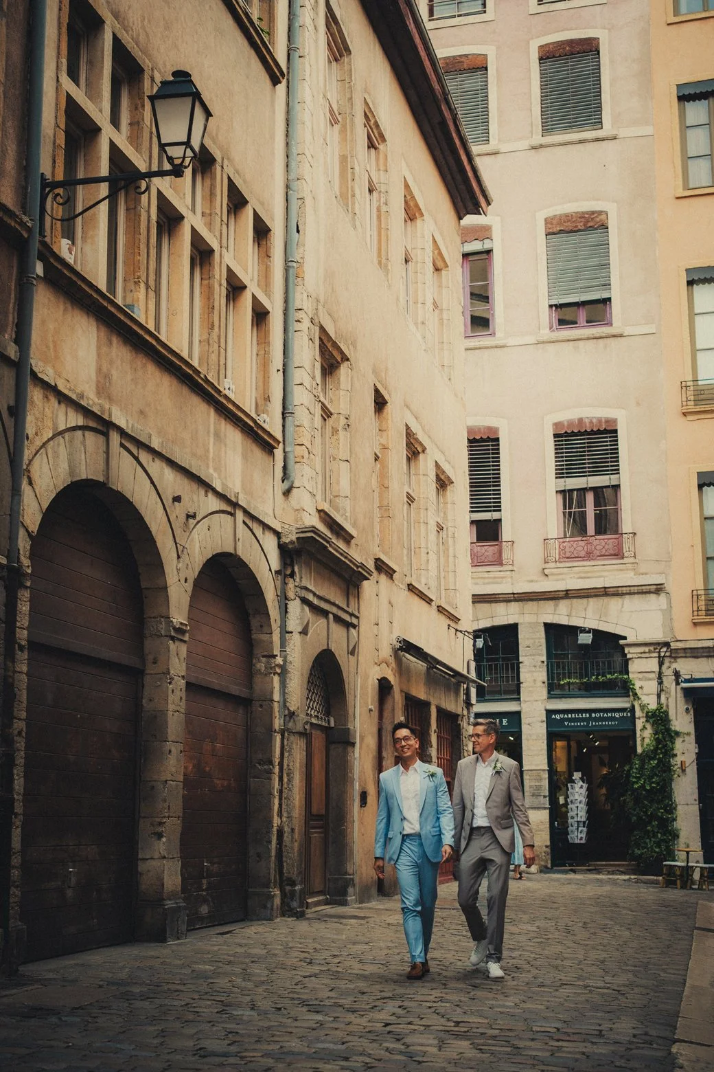 Deux mariés marchent dans les rues du Vieux Lyon pour séance couple