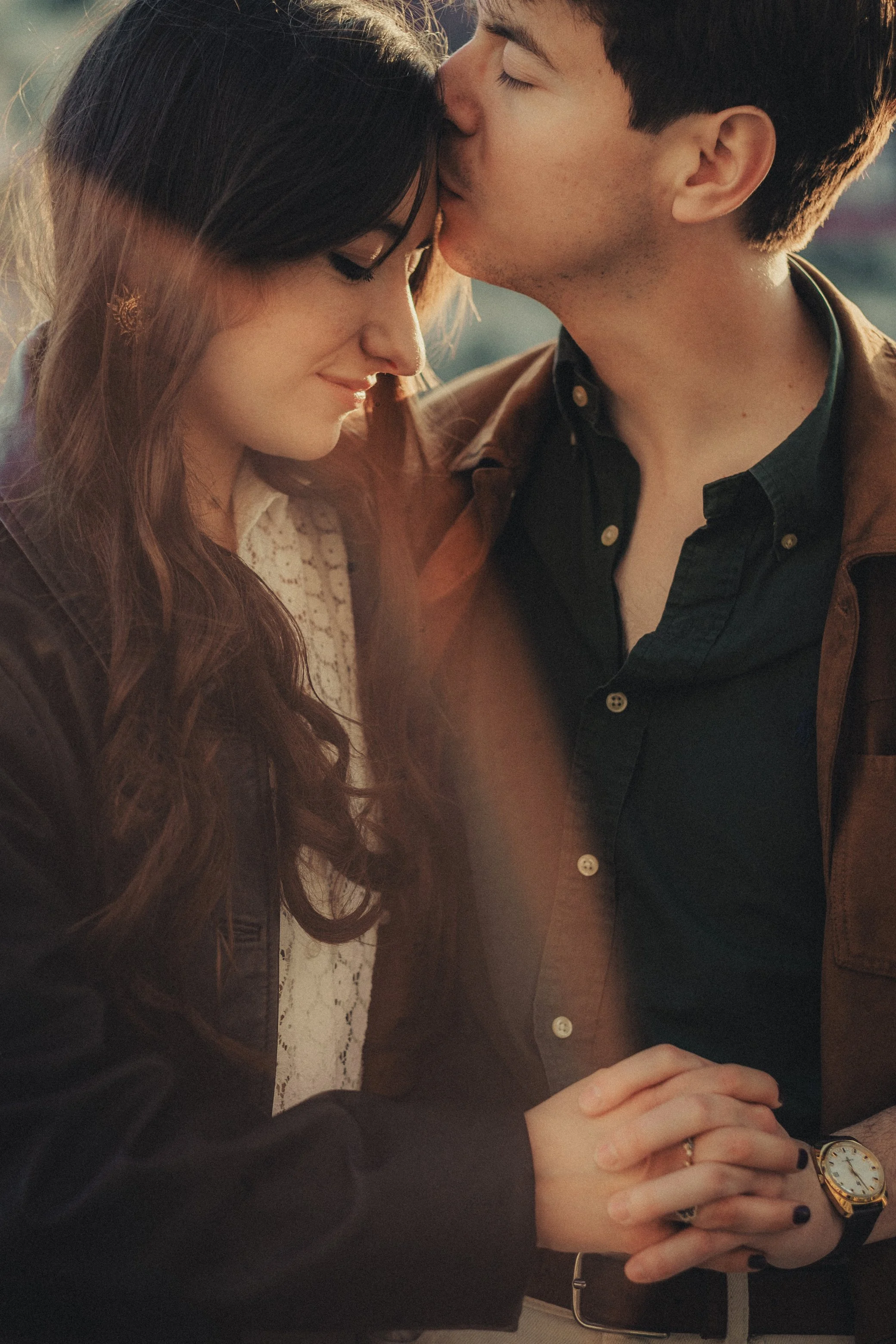 Portrait rapproché couple amoureux lumière naturelle Lyon.