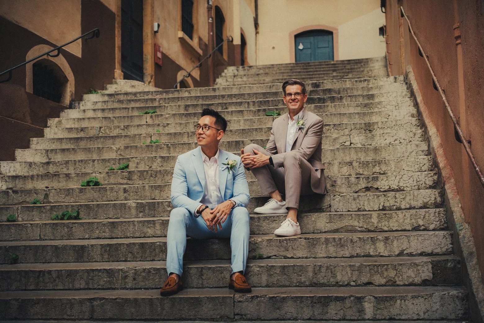 Deux mariés assis sur un escalier dans une ruelle du Vieux Lyon