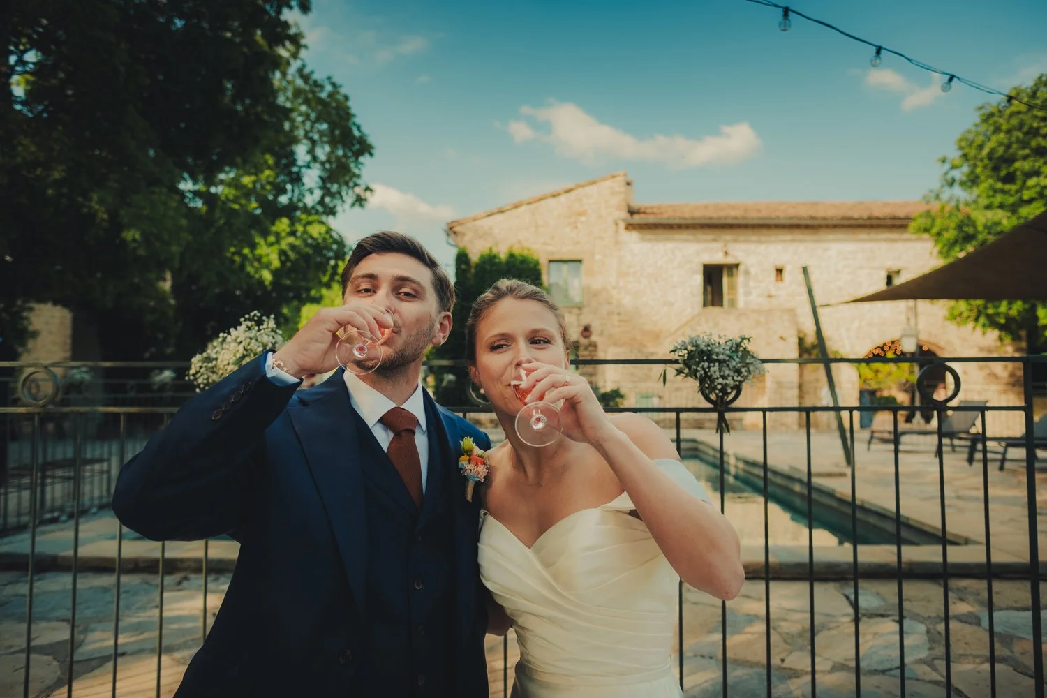 Mariés buvant une coupe de champagne pendant le cocktail au Domaine des Rives