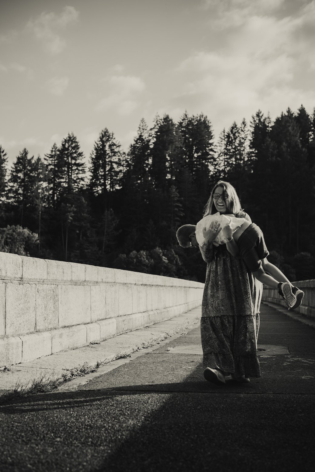 Parents jouant avec leurs enfants dans la nature lors d'une séance photo famille dans le Roannais