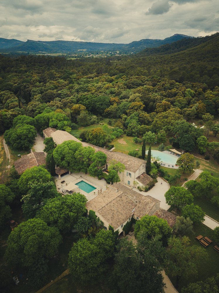 Vue drone du Domaine des Rives en Provence pendant un mariage
