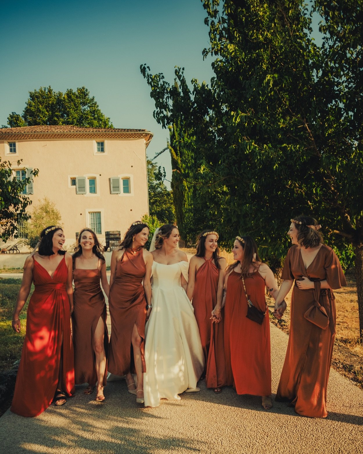 Walking in sync, the bride and her tribe 🧡

👰🏻&zwj;♀️ @pronovias 
🏰 @domaine_les_muriers 

#mariage #photographemariage #photographemariageprovence #provencewedding #provenceweddingvenue #provenceweddingphotographer #photographemariagevar #photog