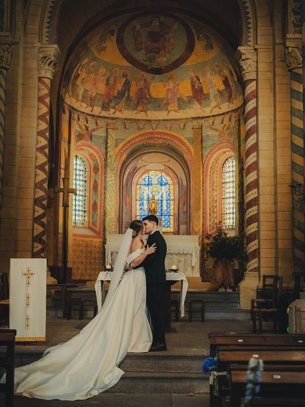 Célia & Albin à Anzy-le-Duc 🕺🏻 Une journée pleine d’énergie, de fous rires et de surprises. Entre une team de témoins en feu, des danses inattendues le soir et cette lumière dorée d’a