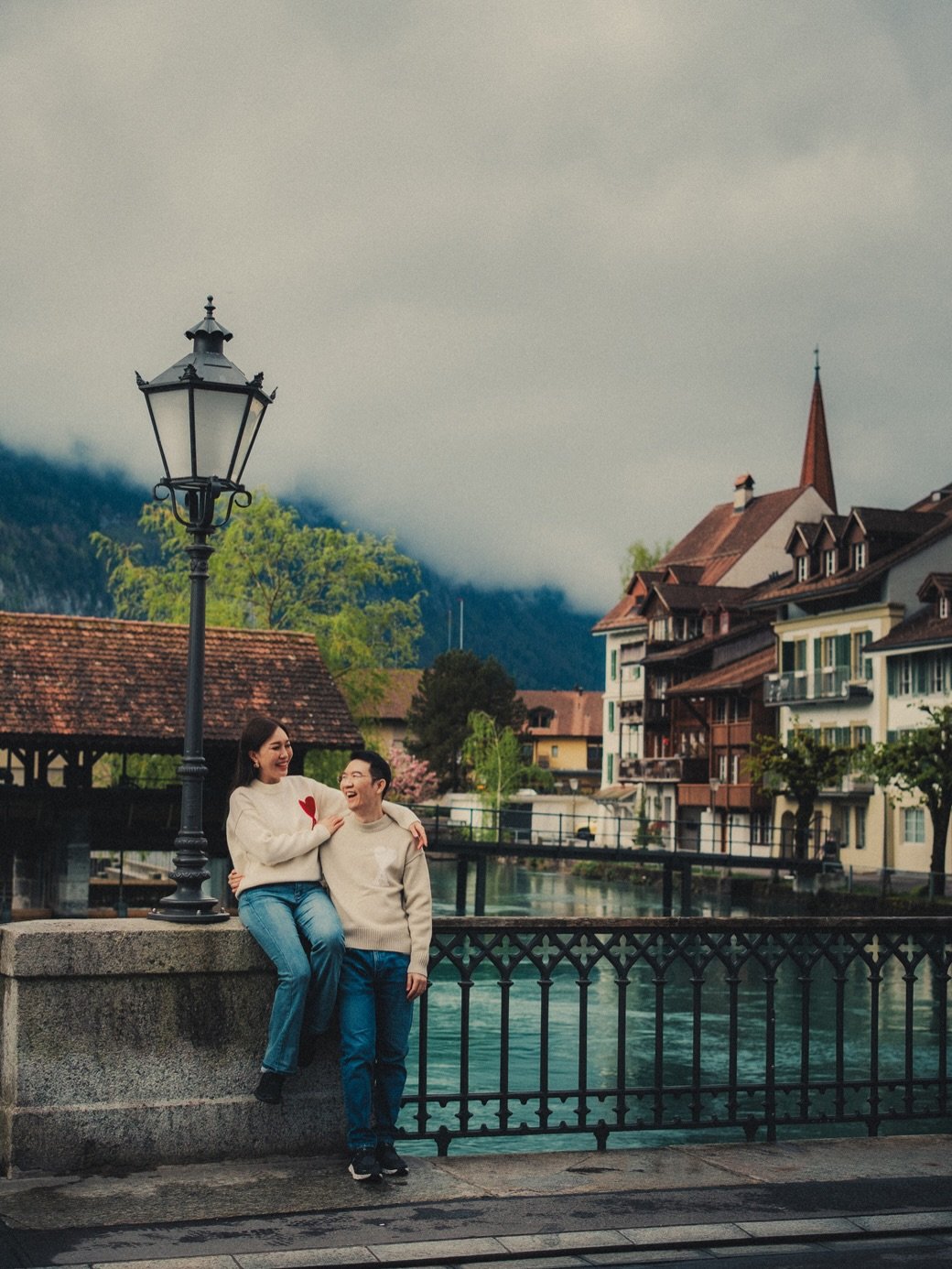 🇬🇧Back to that cozy, in-between season with B &amp; T in Interlaken. It snowed the day before, but by the time we started shooting, the weather kept shifting&mdash;sun peeking through 🌤️ , clouds rolling back in, snow melting on the ground while t