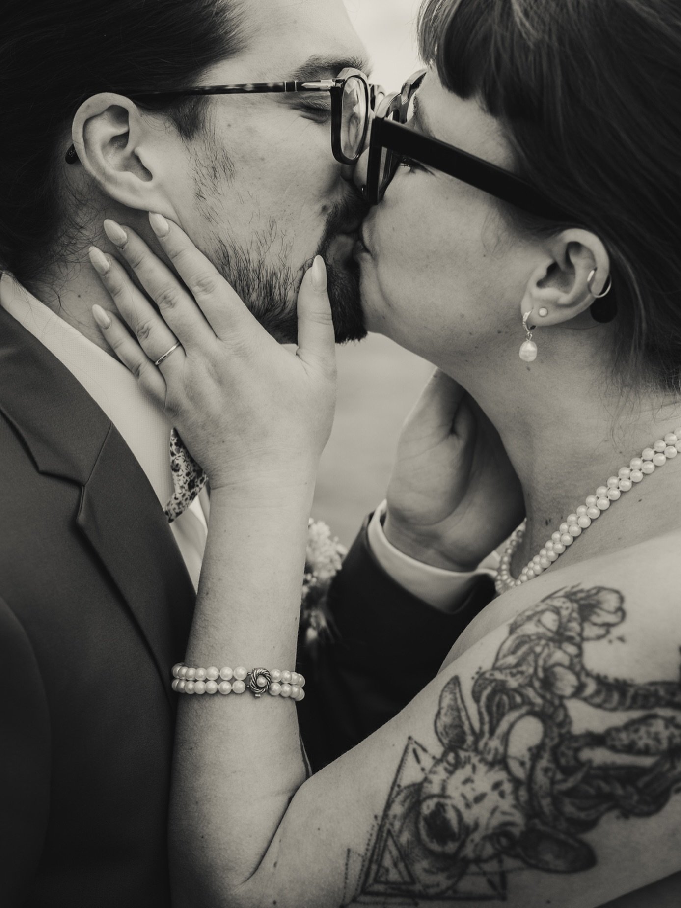 Lundi 👓 | Bisous 🫦 | Tattoo 🖤 

#mariage #photographemariage #photographemariagelyon #mariagealternatif #mariagelyon 

🦌 Seiji Mori Studio - duo de photographes ⛰️ mariages + elopements + instants de vie