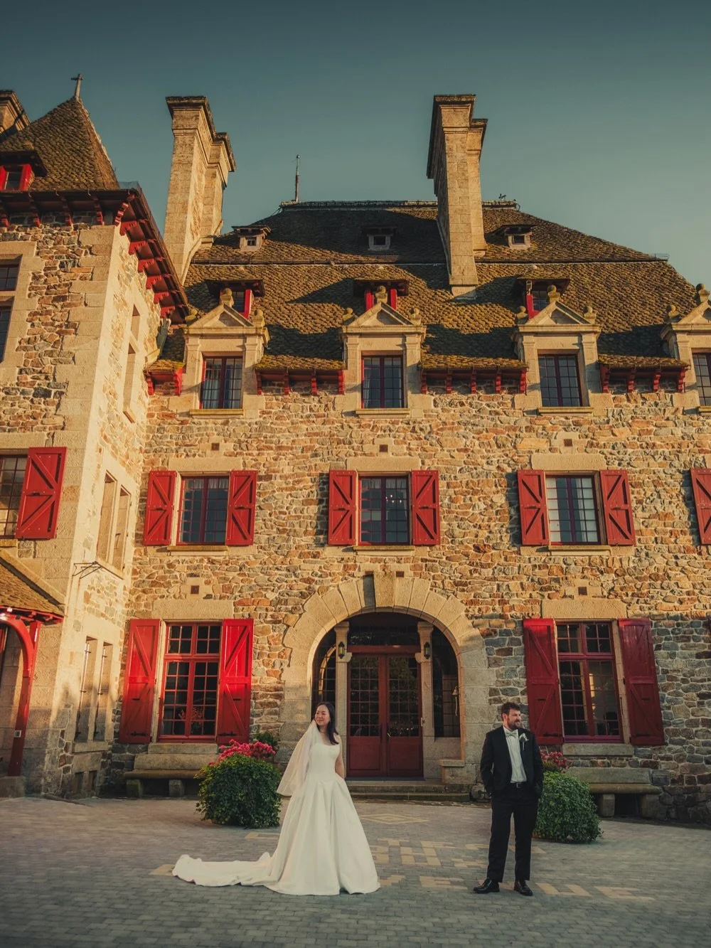 🇬🇧They chose a place far from home,
but nothing about the day felt distant.

Long tables filled with laughter.
Hugs that lasted a little longer.
People who traveled far because this mattered.

An intimate wedding in France,
held together by love, s