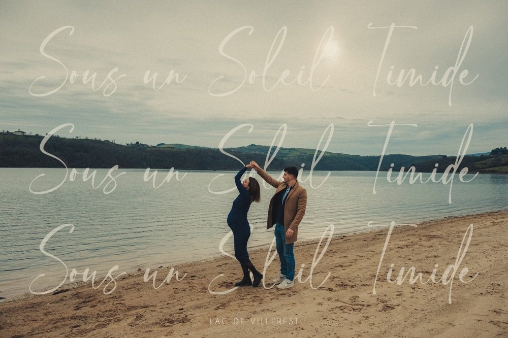 En janvier, nous avons retrouv&eacute; C&eacute;lia &amp; Albin au Lac de Villerest pour leur s&eacute;ance maternit&eacute;. Le ciel &eacute;tait gris, l&rsquo;air froid, et pourtant tout semblait doux.

🌥️La lumi&egrave;re glissait doucement autou